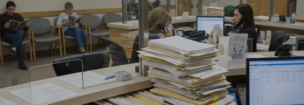 Consultórios Médicos: Vocês ainda vão continuar com a pilha de papel na recepção em 2026?
